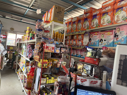 Kedai Runcit Adila Amir