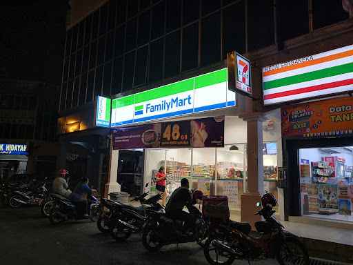 FamilyMart Batu Berendam